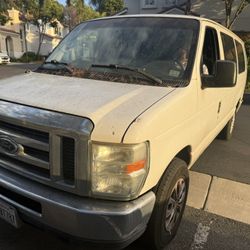2011 Ford E 350XlT 11 Passenger