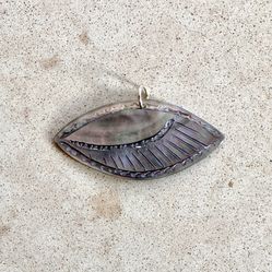 👁️ Pretty shell closed eye lid lashes design pendant