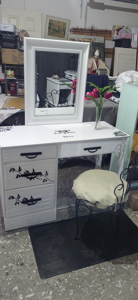 Beautiful Vintage Farmhouse Vanity With Beaded Mirror And Stool, Solid Wood Excellent Condition 