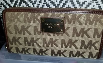 Authentic MK wallet in MINT condition