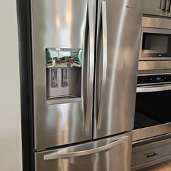 Whirlpool French Door Refrigerator in Excellent Condition (Model# WRF555SDFZ; Purchased Oct 2020)