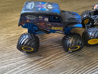 Hot Wheels 2018 Monster Jam Son-Uva Grave Digger 1/24  Diecast.