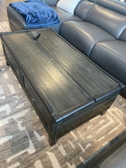 Coffee table w/drawers