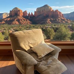 Green Plush Lounger No Smoke/kids/pets