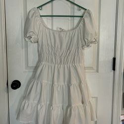 Cute Ruffled Summer dress In White. - Size 4