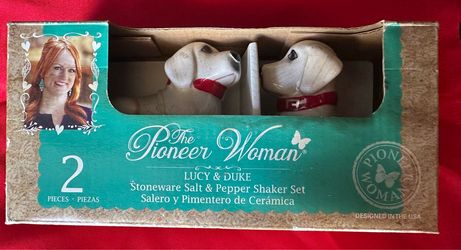 Pioneer woman stoneware salt & pepper shaker set