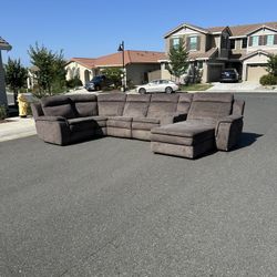 Beautiful Grey Sectional In Great Shape (Delivery Available)