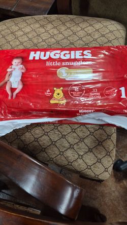 Huggies, size 1.  There are 33 diapers per bag I have 5 bags