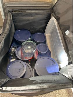 13 piece Pyrex set measuring cup and cake pan