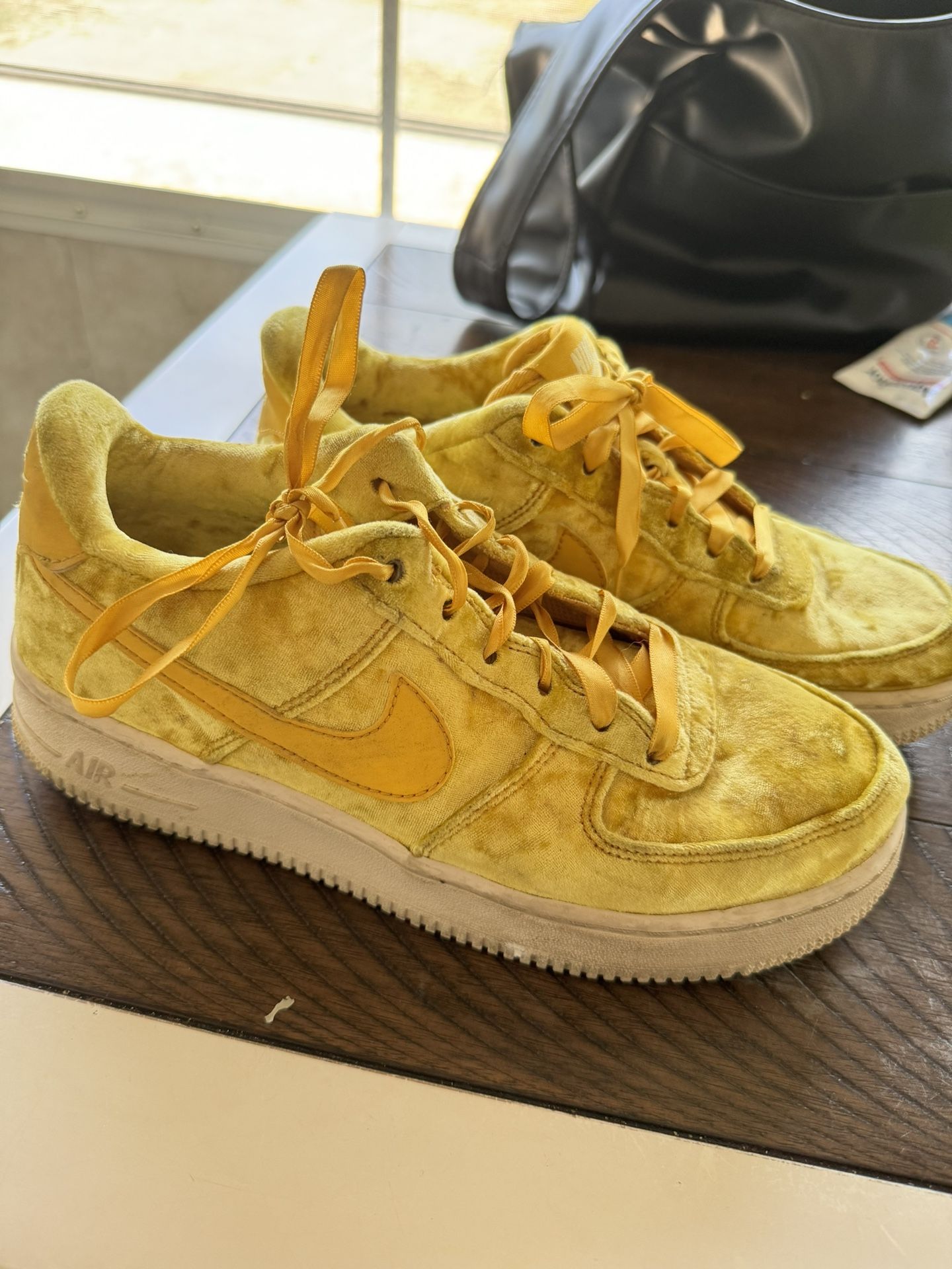 Nike AirForce 1 GOLD