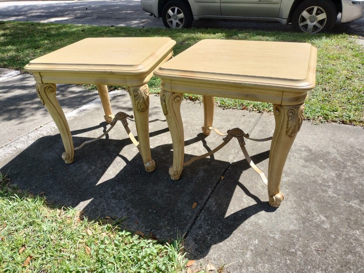 ❤️Pair of carved wood end tables with a light-colored finish❤️