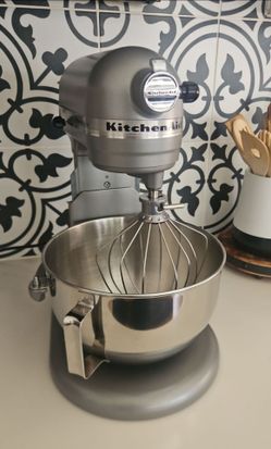 KITCHENAID STAND MIXER W/ ACCESSORIES