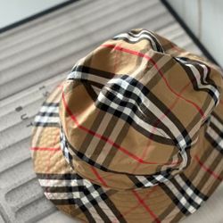 Burberry bucket hat