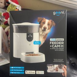 Feeder With Camera And Feeder With No Camera 