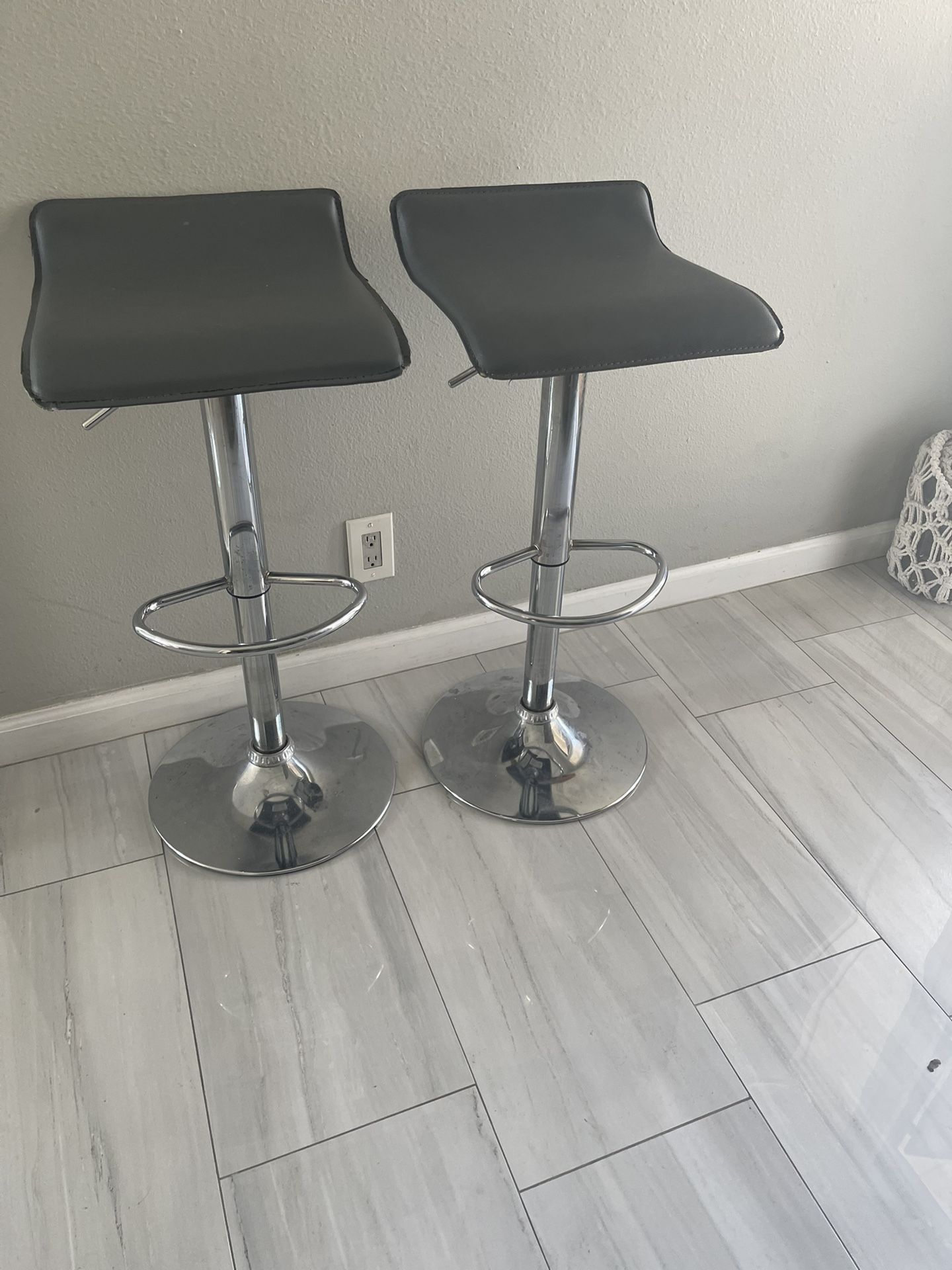 2 Bar Stools