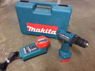 Makita drill with charger and 2 batteries