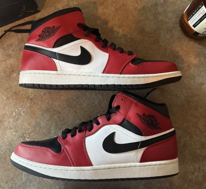 Jordan 1 Mid Black Toe 