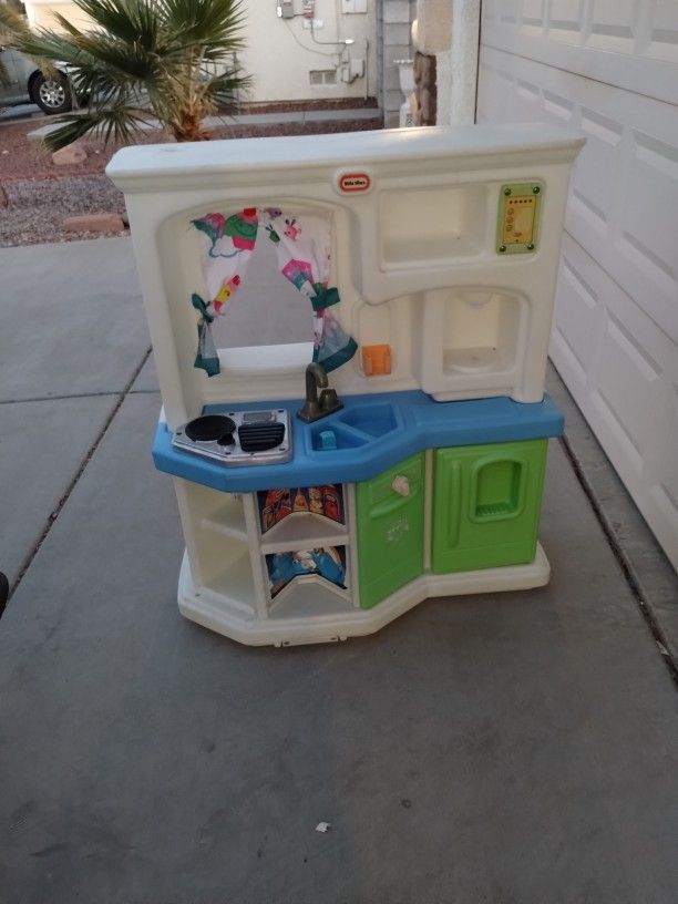 LITTLE TIKES PLAY KITCHEN.