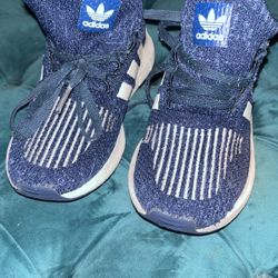 Boys size 12 Adidas tennis shoes very good condition