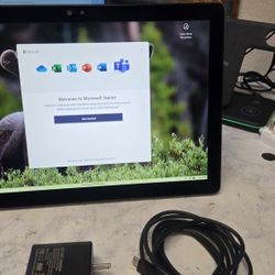 Dell 2 in 1 Laptop i5 8Ram 256SSD
Touch. Windows 11 - Office 