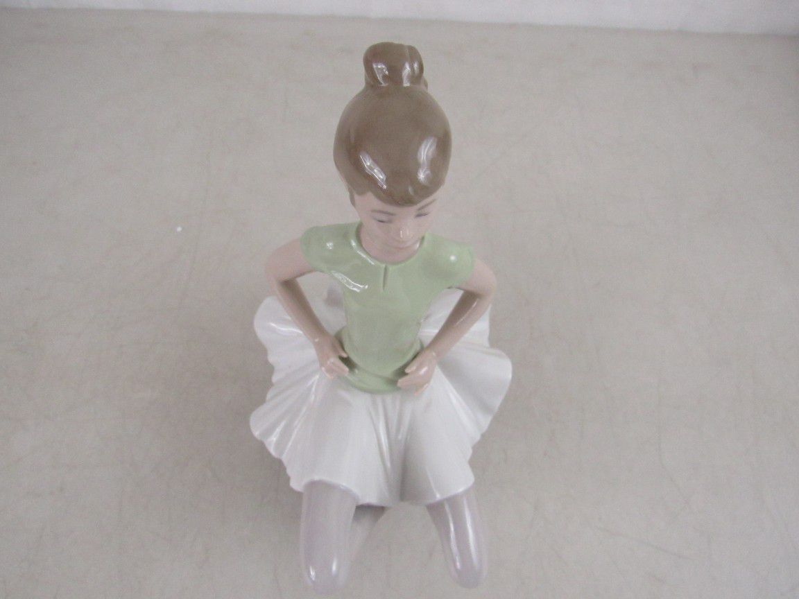 Lladro "Laura" #1360 Porcelain Ballerina Sitting 9" Tall

