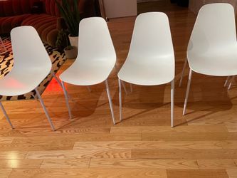 Sillas blancas