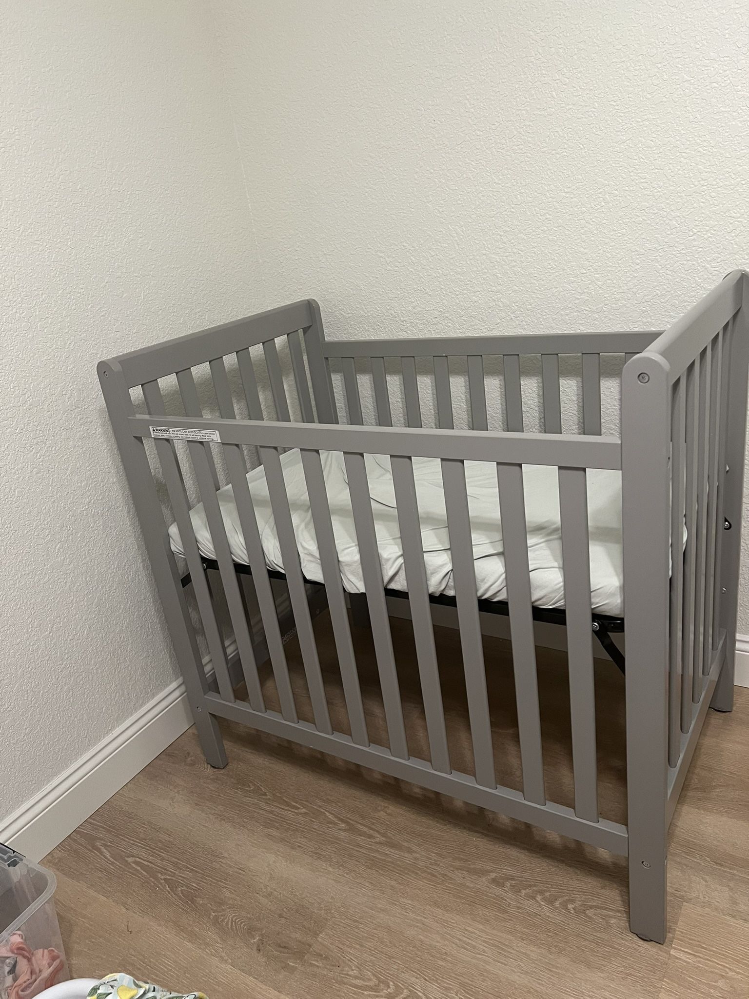 Crib Mini / Converts Into Toddler Bed