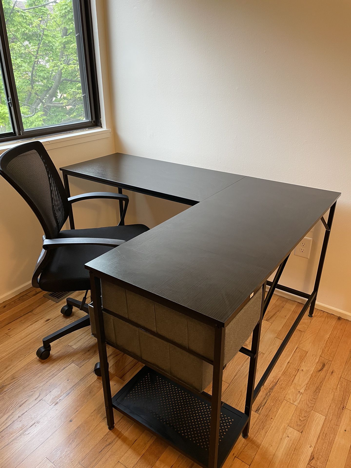 Black L-shaped desk & Height/Tilt adjustable office chair
