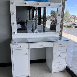 Vanity With Lights 🩷🩷🩷