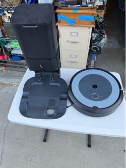 Roomba i3 Roomba RVD-Y1 vacuum with auto emptying dock