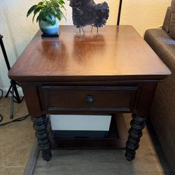 Beautiful Dark Wood End Table w/drawer 25x26x25