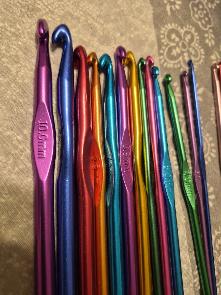 CROCHET HOOKS & ACCESSORIES