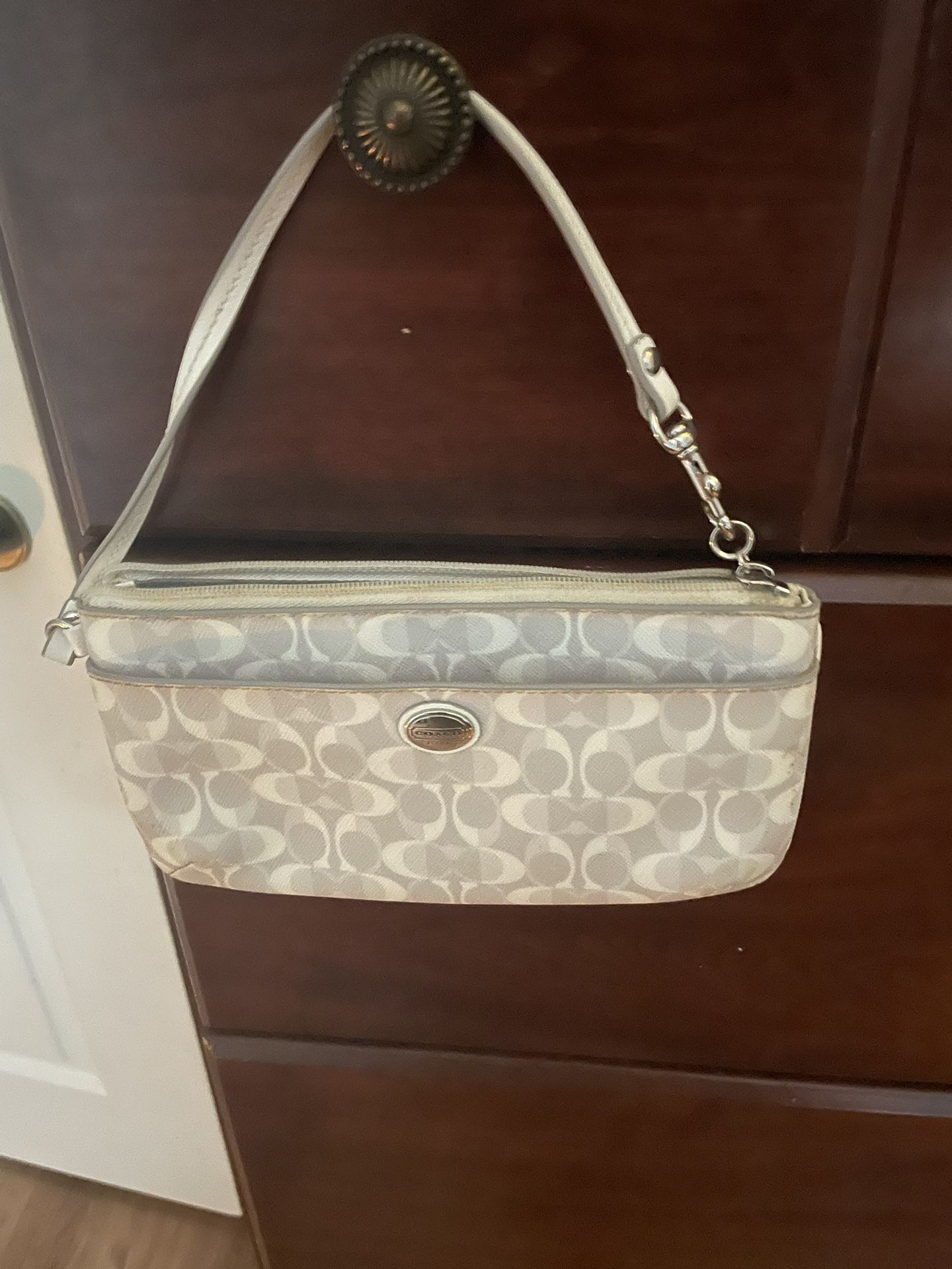 Coach Wristlet Dove 6 Credit Card Slots Like New