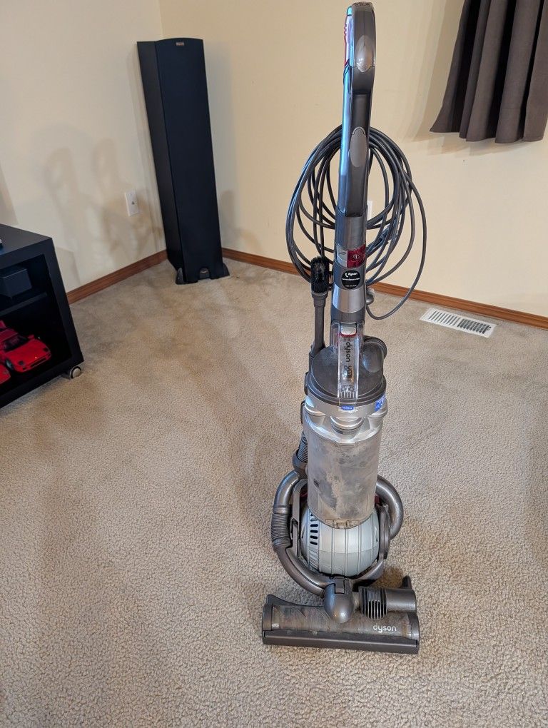 Dyson DC25 animal Vacuum w/ accessories