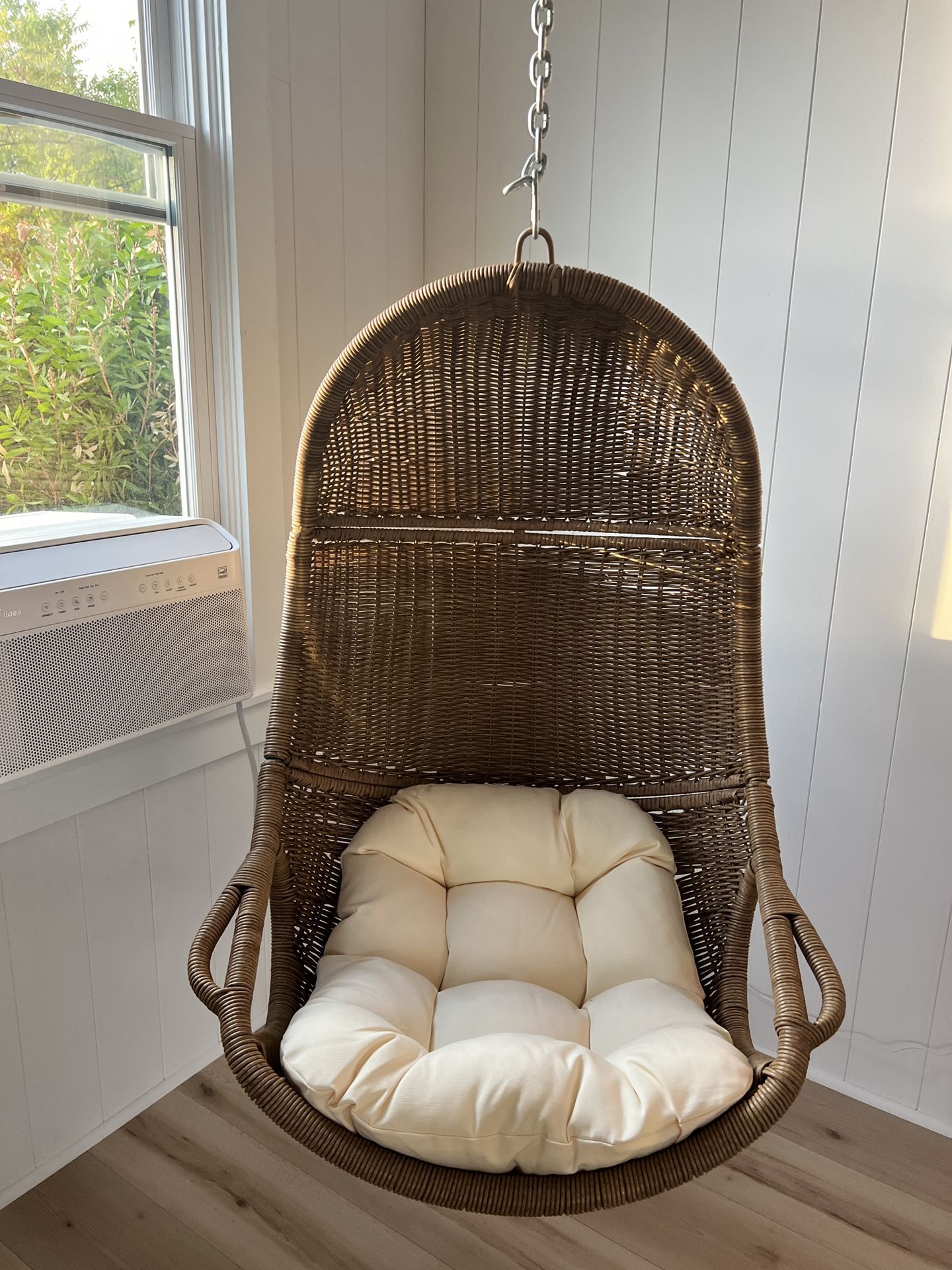 Beautiful Hanging Chair ***BRAND NEW***