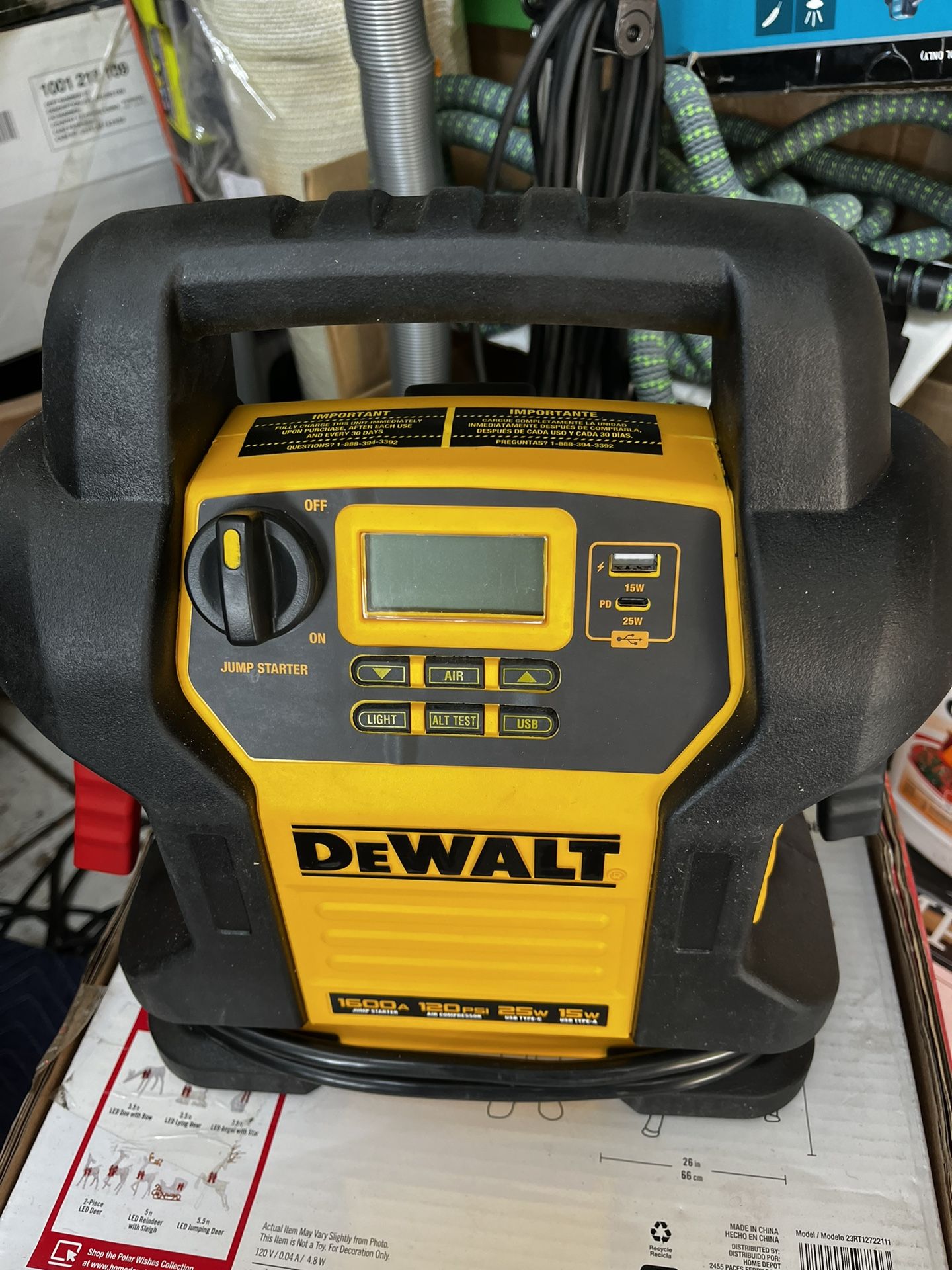 DEWALT - 1600 Peak Amp Jump Starter with Digital Compressor and USB Power Bank DEWALT - 1600 Peak Amp Jump Starter with Digital Compressor and USB Po