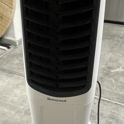 Honeywell TC30PEU Evaporative Tower Air Cooler with Fan and Humidifier,