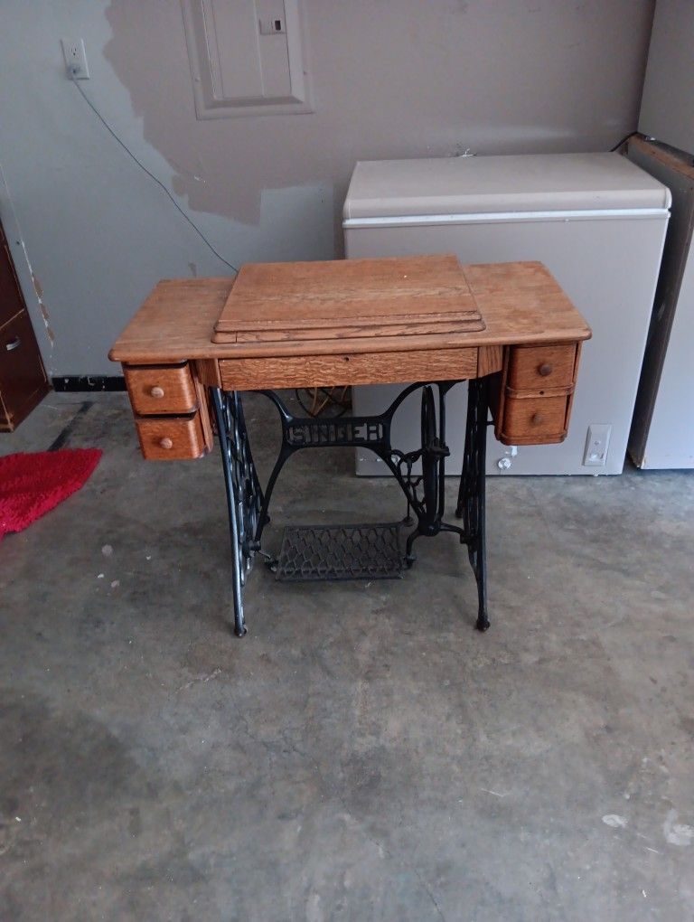 Refurbished Working Singer Sewing Machine