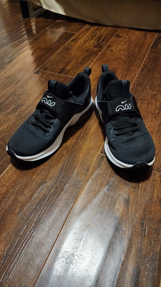 Nike air athletic shoes women size 7 5 like new for sale in san
