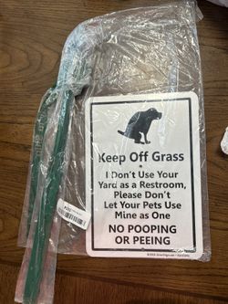 Keep Of Grass Sign And Mount