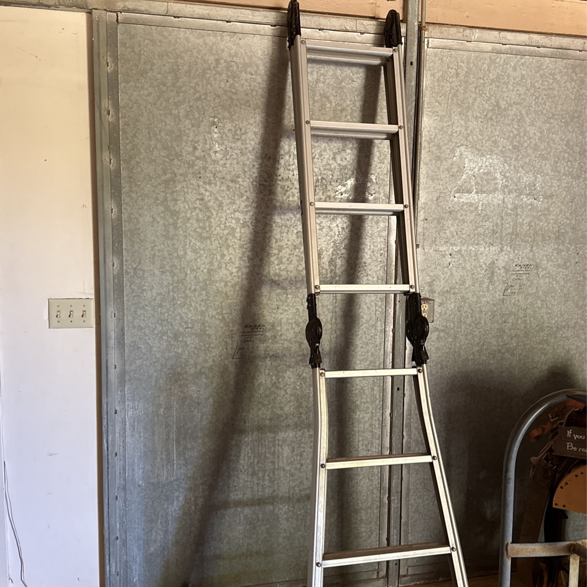 Estway Adjustable Ladder 