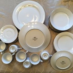 Collectible 40 pc Vintage Sakura Classic Gold Fine China 1997 