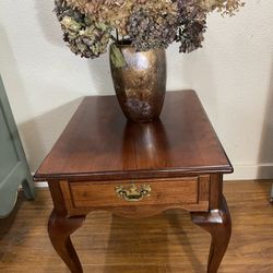 VINTAGE CHERRY END TABLE - Queen Anne Style