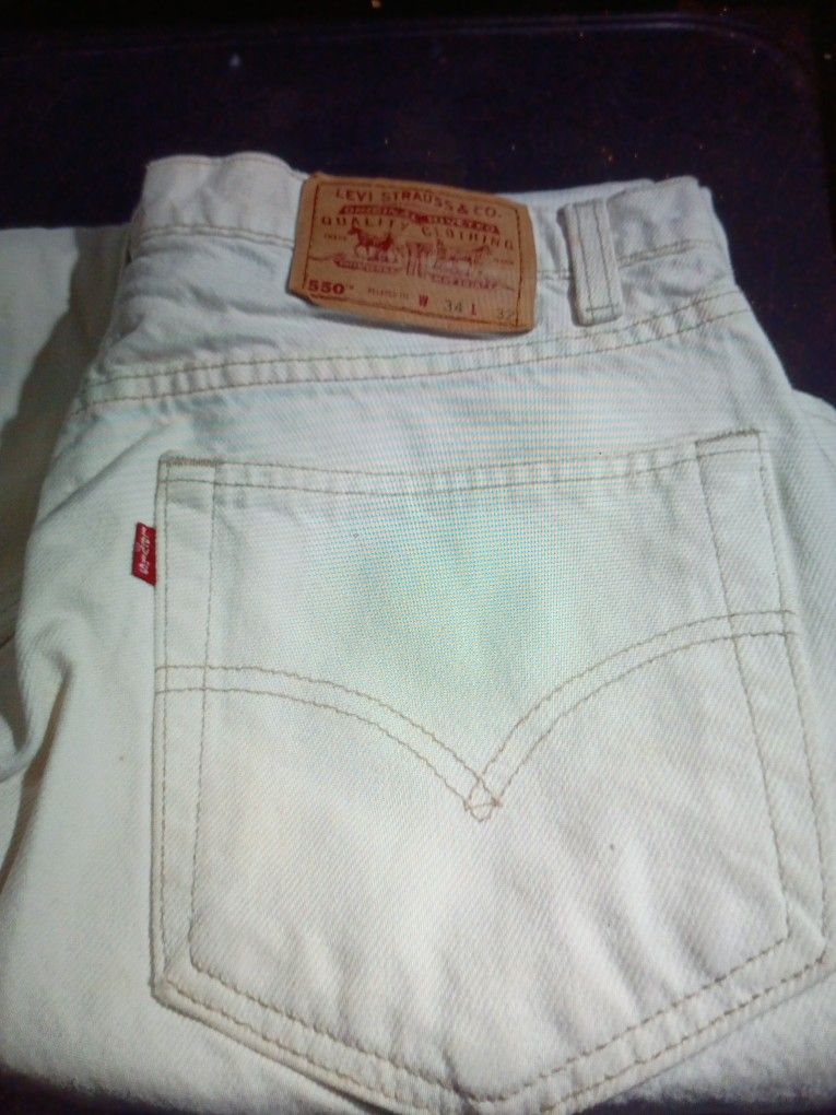 LEVI STRAUSS & CO. "550". STYLE DENIM WHITE JEANS W34. L 32