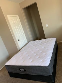 QUEEN BEAUTYREST PRESSURESMART MATTRESS AND FREE BOX SPRINGS