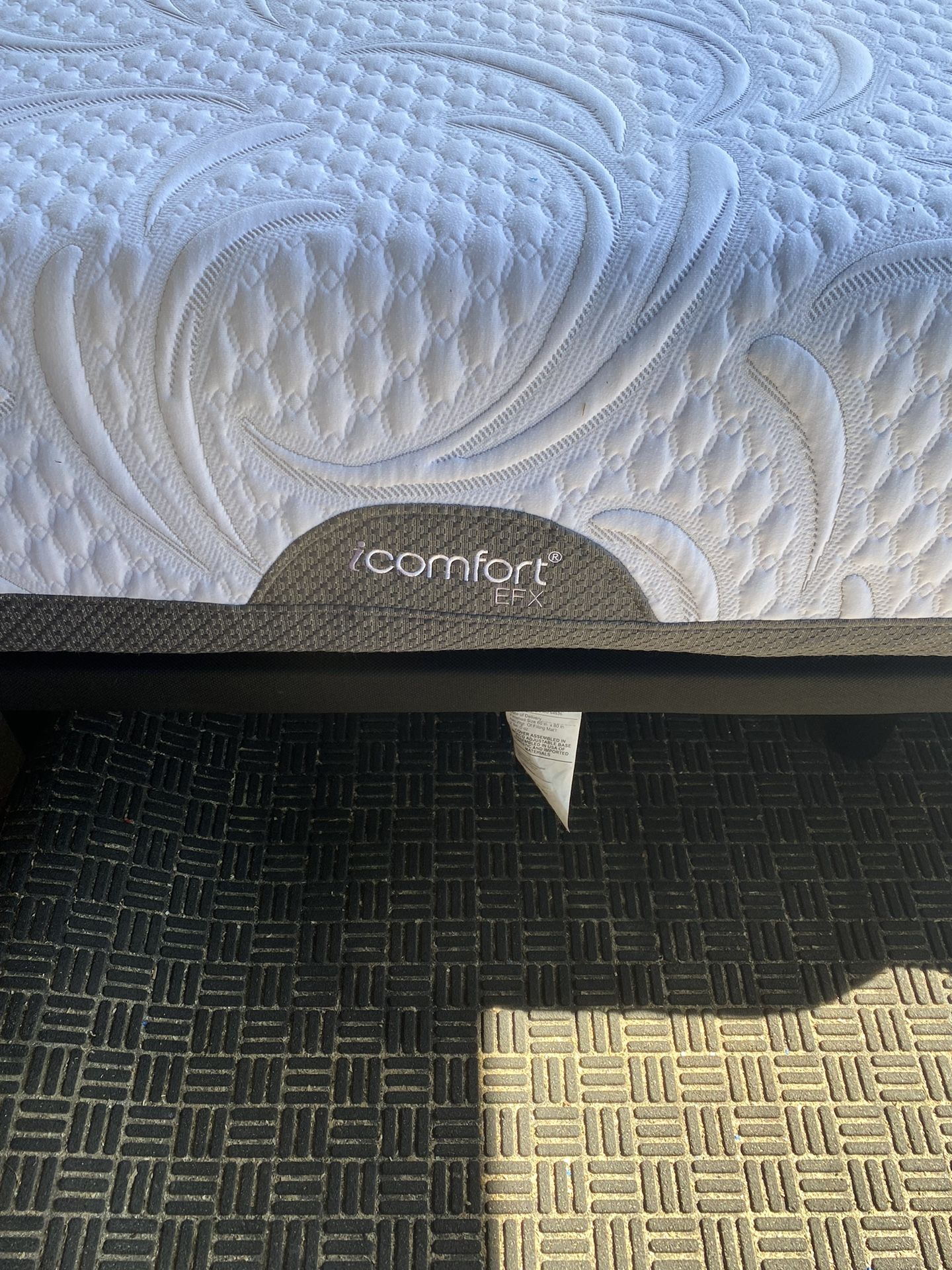 Serta Hybrid queen w/ adjustable frame for Sale in Orlando, FL