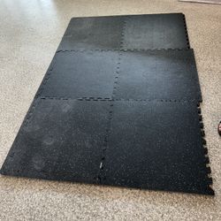 baldosas de goma entrelazadas (o "interlocking rubber floor tiles"