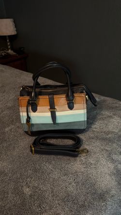 Fossil Ryder Mini Satchel con un diseño de franjas horizontales multicolor en tonos pastel y tierra. [1] (https://offerup.com/redirect/?o=aHR0cHM6Ly9z