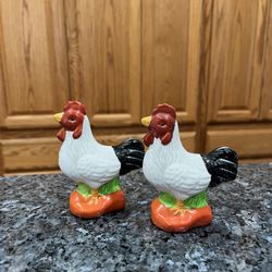Vintage Ceramic Rooster And Hen Country Style Pair Of Salt And Pepper Shakers.  Preowned 