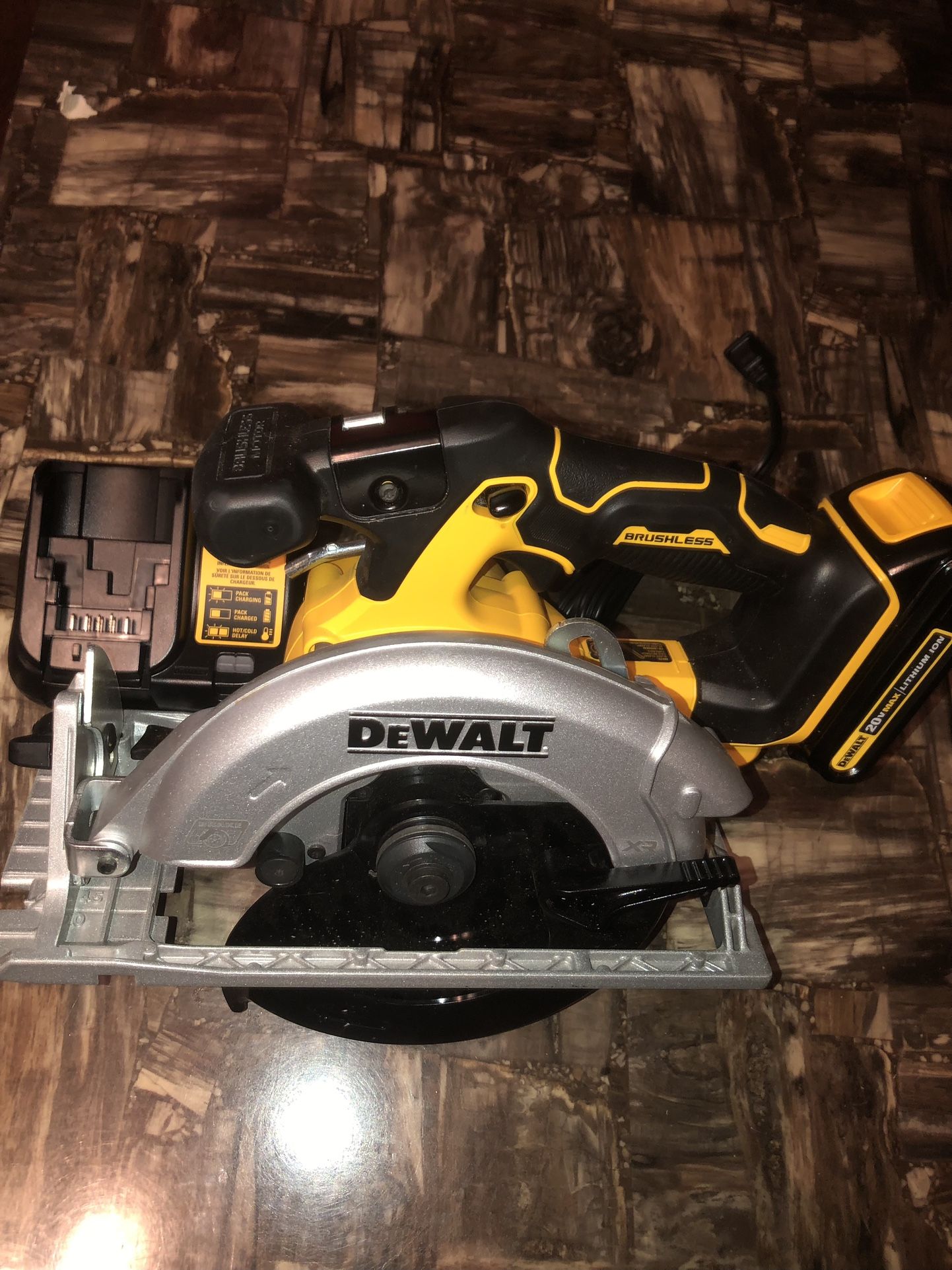 Dewalt XR Brushless Circular Saw One Battery and Charger